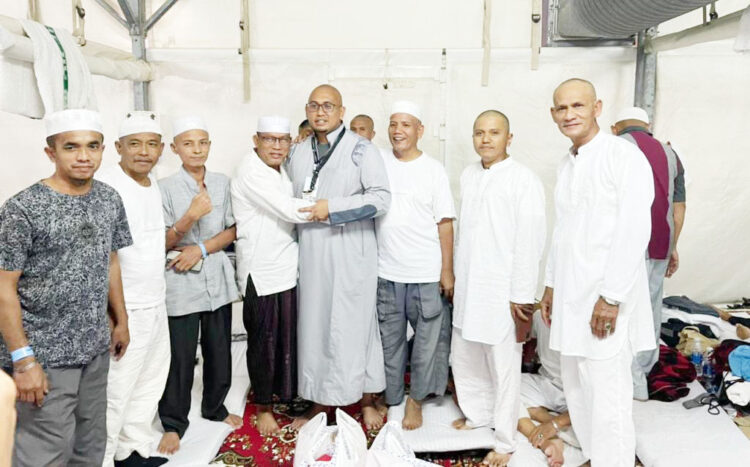 KUNJUNGI JAMAAH— Anggota DPR RI Andre Rosiade mengunjungi jamaah haji asal Sumbar di tenda Mina, Mekkah, Arab Saudi, Minggu (10/7) malam. Anggota Dewan Pembina Partai Gerindra itu memasuki tenda Mina tepatnya di maktab 28 dan 29.