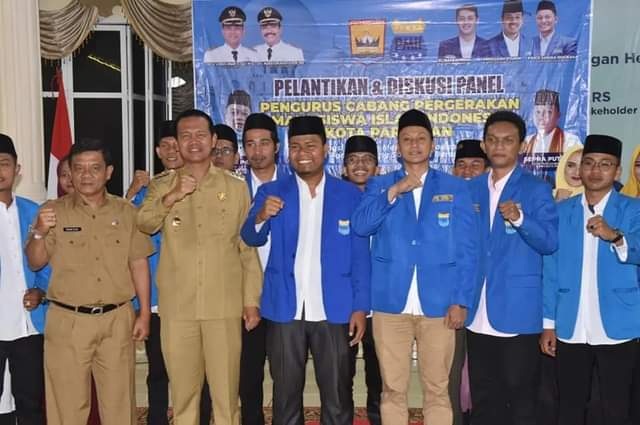 PMII Pariaman harus Terus Semangat dalam Membangun Daerah 1 FOTO BERSAMA—Wali Kota Pariaman Genius Umar foto bersama usai kegiatan.
