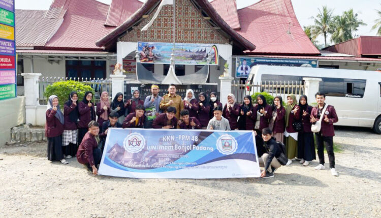PPM UIN IB Padang Serahkan Mahasiswa KKN ke-48 1 FOTO BERSAMA— Mahasiswa KKN UIN Imam Bonjol Padang foto bersama dengan para pendamping, sesampai di lokasi KKN.