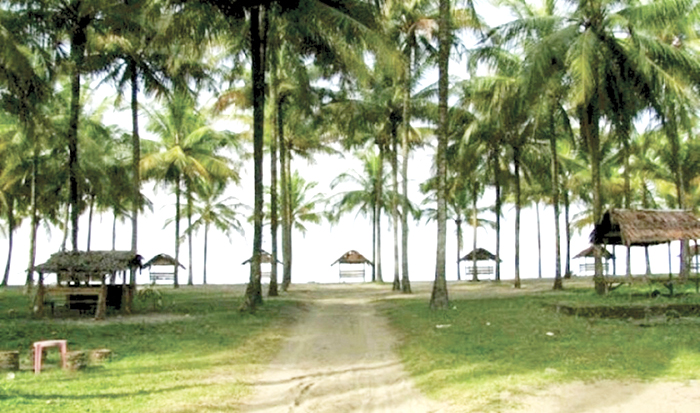 INDAH— Keindahan Pantai Pasie Jambak, Kototangah, Padang kerap dirusak oleh oknum pengunjung yang berbuat mesum di lokasi itu. Pemko Padang akan membenahi pengelolaan pantai ini.