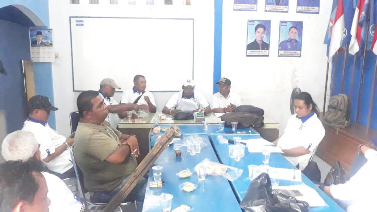 PERNYATAAN SIKAP— Sejumlah sekretaris DPAC Partai Demokrat melakukan rapat dan membuat pernyataan sikap perihal pemilihan Ketua DPC Kota Padang, hak suara pemegang diberikan kepada mereka, di kantor DPC Demokrat Kota Padang, Kamis (21/7).