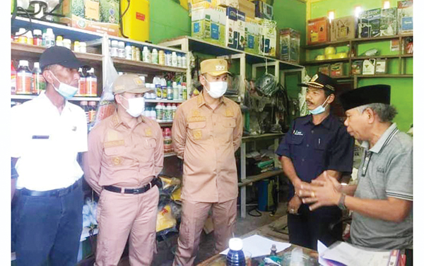 PENGAWASAN— Bupati Sijunjung Benny Dwifa bersama Wabup Iraddatillah dan Kadis Pertanian Sijunjung, Ronaldi saat melakukan pengecekan ketersediaan pupuk 
di tingkat agen.