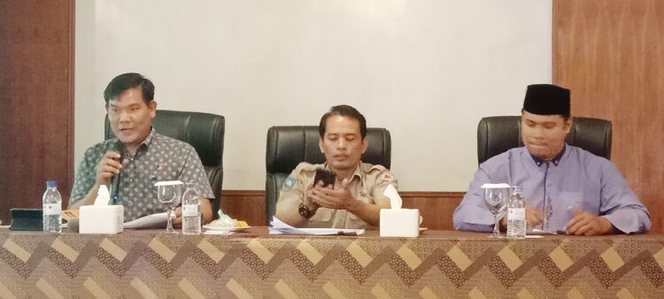 PAPARAN—Pemateri pada kegiatan BNN Kota Sawahlunto sedang memaparkan mengenai bahaya narkoba dan mengajak pelaku usaha untuk lebih peduli dengan lingkungan sekitarnya dan melakukan pengawasan.