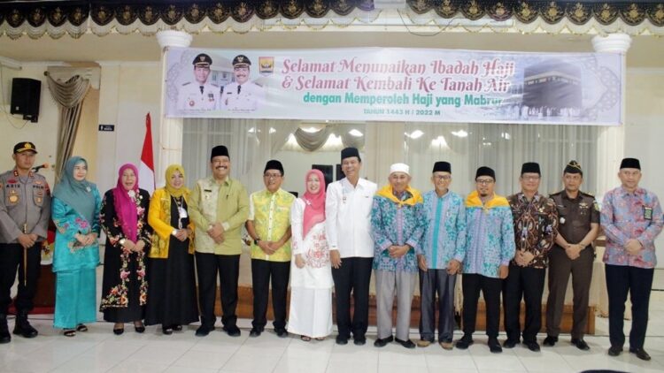 Pemko Pariaman Sambut 553 Orang Jamaah Haji Asal Piaman 1 BERANGKAT—Wako Genius Umar saat mengantarkan jamaah haji asal Pariaman ke tanah suci Mekkah, beberapa waktu lalu.