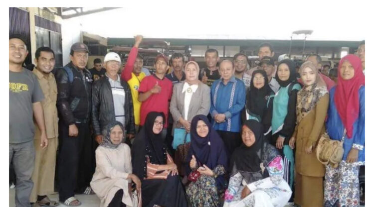 APRESIASI-Kepala DPP Bukittinggi, Melwizardi bersama kelompok tani memberikan apresiasi setinggi-tingginya kepada Ismet Amzis yang merupakan mantan Wako Bukittinggi.