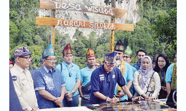 Dua Kali Kunjungi Geopark Silokek, Sandiaga Uno semakin Terkesan 1 prasasti — Penandatanganan prasasti Desa Wisata Silokek oleh Menteri Pariwisata bertempat di Rest Area Geopark Silokek.