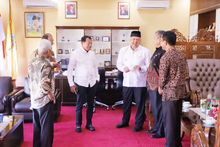 Pemko Solok Fokus Bangun Sektor Pendidikan, Wako Zul Elfian Bertemu dengan Rektor UNP 1 DIALOG—Wali Kota Solok Zul Elfian dialog dengan Rektor UNP Prof. Drs. H. Ganefri, M.Pd., Ph.D, bicarakan soal pendidikan dan perlembangnnya di Kota Solok.