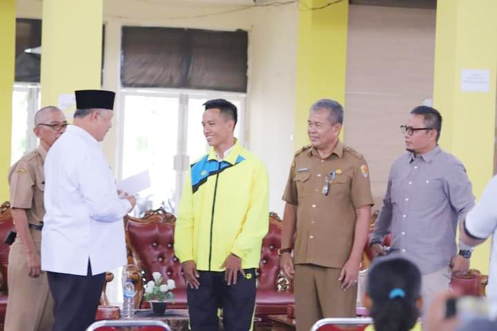 SERAHKAN— Wali Kota Solok Zul Elfian serahkan bonus atlet atas keberhasilan yang diraih.