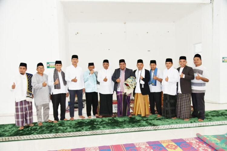 FOTO BERSAMA— Bupati Suhatri Bur  dan Wabup  Rahmang usai shalat Idul Adha di Masjid Raya Padangpariaman, Minggu (10/7).