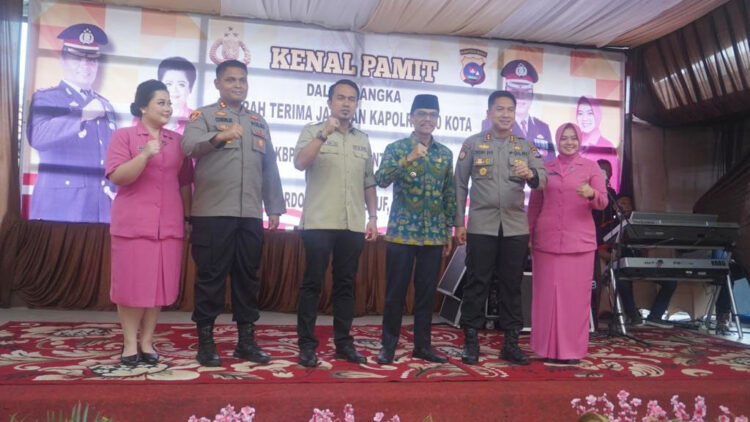 Pergantian Kapolres, Sinergisitas Diharapkan makin Erat 1 HADIRI PISAH SAMBUT—Bupati Limapuluh Kota Safaruddin Dt Bandaro Rajo dan Ketua DPRD Deni Asra menghadiri acara pisah sambut Kapolres Limapuluh Kota.