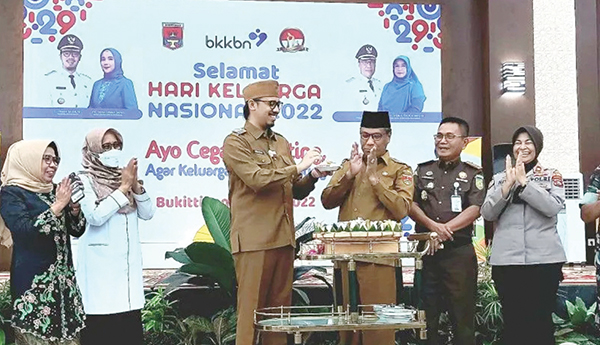 Peringatan Harganas ke-29, Keluarga sebagai Fondasi Ketahanan Nasional 1 BERIKAN KUE— Wali Kota Bukittinggi Erman Safar memberikan kue kepada Wakil Wali Kota Marfendi dalam peringatan Hari Keluarga Nasional ke-29 di Bukittinggi.