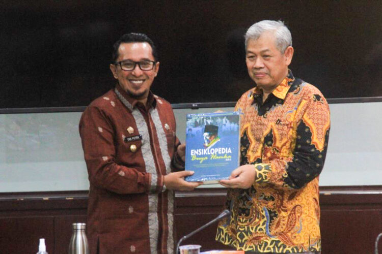 SERAHKAN—Bupati Tanah Datar Eka Putra, SE, MM serahkan piagam pada Rektor Prof. Dr. Gunawan Suryoputro.