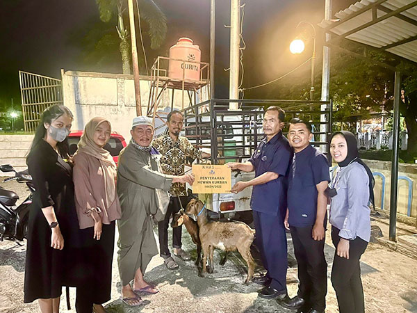 SERAHKAN SAPI— Pihak Manajemen KHAS Ombilin Hotel Sawahlunto serahkan hewan kurban kepada Pengurus Maqsjid Nurul Ikhlas.