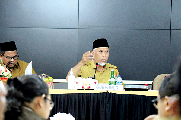 Pimpin Rapat Tol, Gubernur Sumbar Minta Segera Tuntaskan Pembebasan 571 Bidang Lahan 1 PIMPIN—Gubernur Sumatera Barat (Sumbar) Buya Mahyeldi, Senin (25/7) sore, memimpin rapat koordinasi perkembangan pembangunan jalan Tol Padang - Pekanbaru, khususnya terkait lambatnya pembebasan 571 bidang lahan yang belum tuntas di ruas Padang - Sicincin, Kabupaten Padang Pariaman.