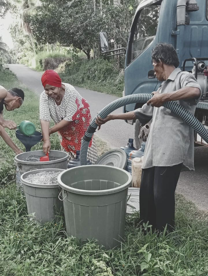Pipa Utama Rusak, PDAM Salurkan Air Gratis pada Masyarakat Padang Sago 1 BANTUAN AIR BERSIH—Seorang petugas PDAM sedang menyalurkan bantuan air bersih gratis kepada warga Padang Sago.