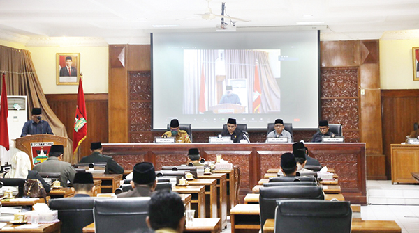 RAPAT PARIPURNA— Rapat Paripurna dengan agenda Jawaban Wali Kota atas Pandangan Umum Fraksi-Fraksi DPRD Kota Bukttinggi terhadap Rancangan Peraturan Daerah tentang Pertanggungjawaban Pelaksanaan APBD Kota Bukittinggi tahun 2021, pada 9 Juni 2022. 