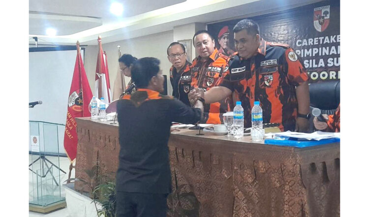 SALAM KOMPAK— Caretaker Ketua Pemuda Pancasila Sumbar Ari Nugroho Arsadianto, Caretaker Sekretaris PP Sumbar, Verry Mulyadi dengan pengurus MPC Pemuda Pancasila se- Sumbar.