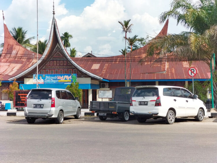 MASIH PARKIR—Siapa gerangan yang memiliki mobil yang parkir ini?. Padahal rambu dilarang parkir sudah dipajang, perlu ketegasan pihak terkait.