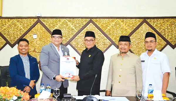 DISAHKAN JADI PERDA— Ketua DPRD Kota Padang Syafrial Kani didampingi Wakil Ketua Arnedi Yarmen serta Ilham Maulana, menyerahkan Ranperda Inisiatif DPRD tentang Penyelenggaraan Transportasi Darat yang disahkan sebagai Perda Kota Padang.