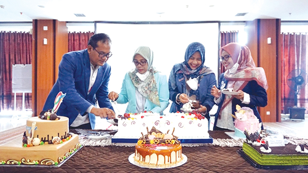 PEMOTONGAN KUE— Ketua Yayasan Semen Padang (YSP), Iskandar Z. Lubis (kiri) melakukan pemotongan kue saat perayaan puncak HUT ke-9 SPH bersama Sekretaris YSP Puspha Sari, Yana Prima Intania (Bendahara YSP) dan Dirut SPH dr Selfi Farisha, Mkes (paling kanan), Selasa (5/7).