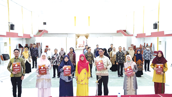 PELANTIKAN— Rektor UIN Imam Bonjol Padang, Prof. Dr. Martin Kustati, foto bersama setelah acara pelantikan para dosen di  gedung H. Mansur Dt. Rangkayo Basa, Kamis (28/7).