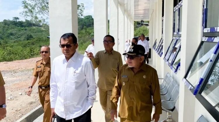 TINJAU KAMPUS— Rektor UNP Ganefri didampingi Wakil Wali Kota Sawahlunto Zohirin Sayuti meninjau kampus PSDKU UNP di Sawahlunto.