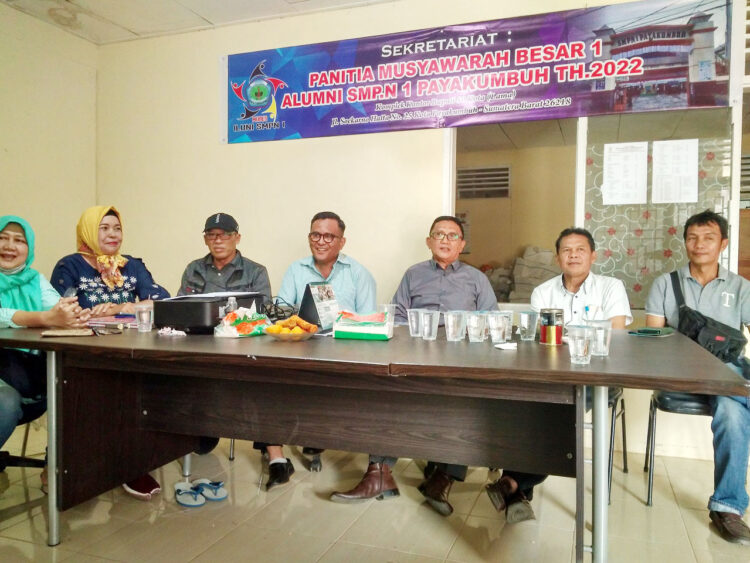 KETERANGAN PERS— Panitia Mubes Iluni SMPN 1 Payakumbuh memberikan keterangan pers di sekretariat panitia di Jalan Sudirman Kota Payakumbuh, Rabu (20/7).