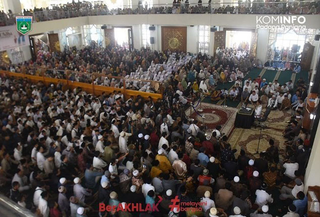 Ribuan Jamaah Hadiri Tablig Akbar UAS di Masjid Islamic Center 1 BANJIRI ISLAMIC CENTER— Ribuan umat memenuhi Tablig Akbar UAS di Masjid Islamic Center dalam rangka menyambut Idul Adha 1443 H, Senin (4/7).