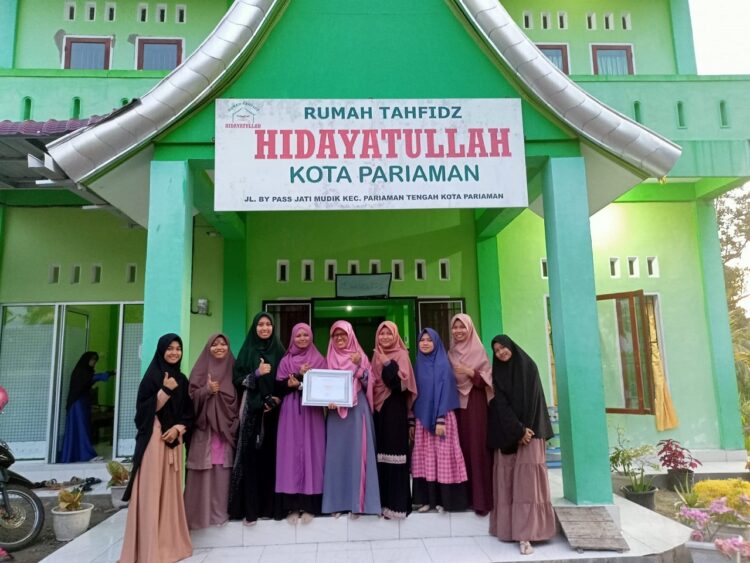 RUMAH TAHFIZ— Santriwati dengan guru Rumah Tahfidz Putri Hidayatullah berfoto bersama.