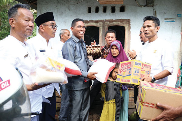 SERAHKAN BANTUAN— Ketua Komisi IV DPRD Padangpariaman menyerahkan bantuan yang dibawa oleh Dinsos P3A 
kepada keluarga Abuzamar dan Arteti.