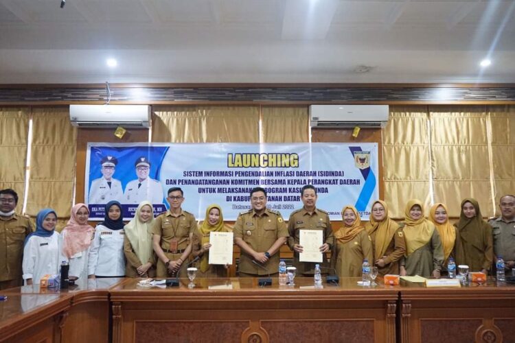 NAHDATAR, METRO
Dalam rangka peningkatan kinerja tim pengendalian inflasi daerah di kabupaten Tanah Datar, Wakil Bupati Richi Aprian Senin (18/7) melaunching program inovasi Sistem Informasi Pengendalian Inflasi Daerah (SIDINDA) sekaligus menandatangani Komitmen Bersama Kepala Perangkat Daerah untuk melaksanakan program KASIH SIDINDA di kabupaten Tanah Datar.
