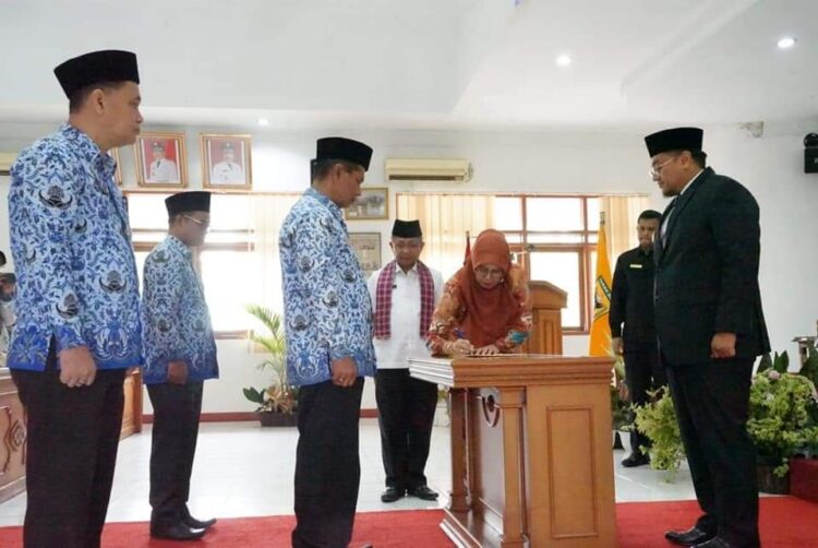 Wabup Richi Aprian Lantik Tiga Pejabat Administrator 1 Wakil Bupati Tanah Datar Richi Aprian, SH, MH secara resmi melantik 3 (tiga) pejabat administrator dilingkungan Pemerintah Daerah Kabupaten Tanah Datar, hal ini guna mengisi kekosongan jabatan maupun rotasi atau mutasi pejabat dijajaran Pemerintah Daerah setempat.