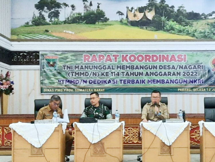 RAKOR— Terlihat suasana Rapat Koordinasi (Rakor) TMMD/N ke 114 Tahun Anggaran 2022 dengan tema “TMMD/N Dedikasi Terbaik Membangun NKRI” di aula Kantor Gubernur Sumbar, Selasa (12/7)