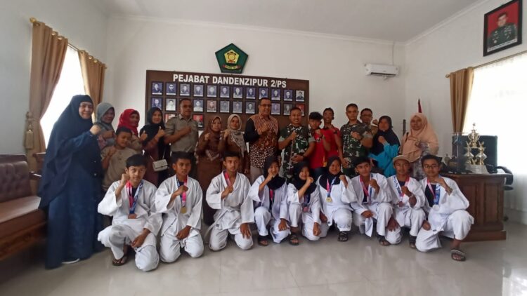 FOTO BERSAMA— Ketua BKI Kabupaten Limapuluh Kota Sastri Andiko foto bersama atlet BKI yang berhasil menyumbang 10 medali di ajang Fornas VI Palembang pada 1-8 Juli lalu. Dari 10 medali yang berhasil diraih, tiga diantaranya adalah emas.