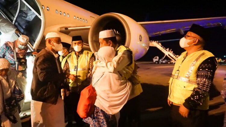 SAMBUT JEMAAH HAJI— Wabup Pasbar peluk erat salah seorang jemaah haji asal Pasbar, saat penyambutan jemaah haji Pasbar di  BIM, Selasa (19/7)  dini hari.