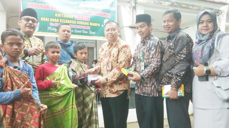 SERAHKAN BINGKISAN—Tim Baznas Kabupaten Padangpariaman serahkan bingkisan.