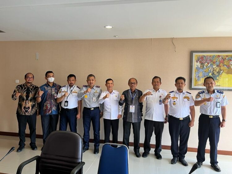 FOTO BERSAMA— Kepala Dishub Sumbar, Heri Nofiardi foto bersama Kepala Dishub Provinsi se-Sumatera.