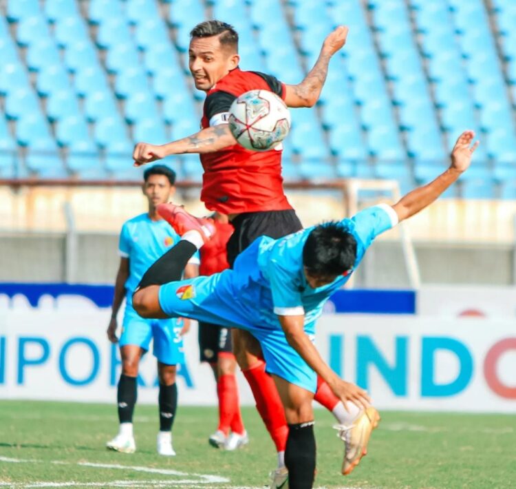 SPFC Batalkan Laga Ujicoba Kontra Persikabo 1 DUEL-Pemain Semen PAdang FC Silvio Escobar duel perebutan bola dengan pemain Persikab Bandung dalam ujicoba kedua tim yang berlangsung 29 Juli yang lalu.