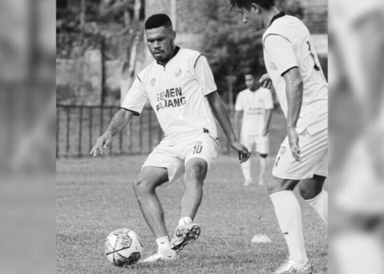 LATIHAN— Skuad Semen Padang FC melakukan latihan rutin jelang laga persahabatan atau uji coba sebagai persiapan menghadapi Liga 2, beberapa waktu lalu.