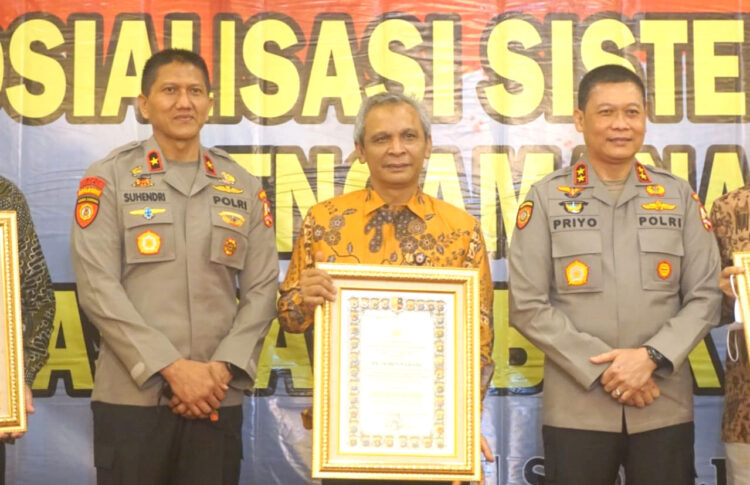 FOTO BERSAMA— Direktur Utama PT Semen Padang Asri Mukhtar (tengah) foto bersama Kakorshabara Baharkam Polri Irjen.Pol.Drs. Priyo Widyanto, MM (kanan) dan Dirpamobvit Korsabhara Baharkam Polri Brigjen.Pol. Suhendri (kiri), usai penyerahan sertifikat Gold Reward di Jakarta, Rabu (7/7).