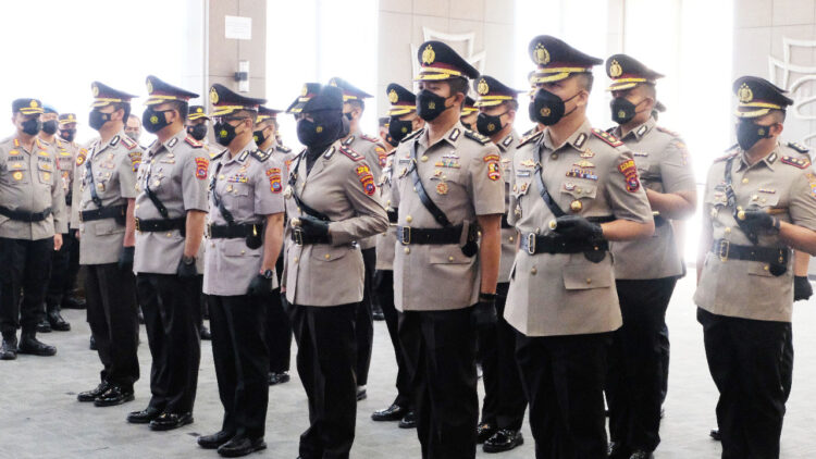 SERTUJAB— Satu pejabat utama Polda Sumbar dan tujuh Kapolres melaksanakan serah terima jabatan yang dipimpin Kapolda Sumbar, Irjen Pol Teddy Minahasa.