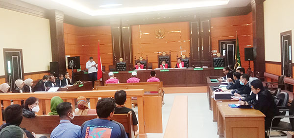 SIDANG PERDANA— Tiga terdakwa dugaan korupsi dana hibah KONI Padang menjalani sidang perdana, Senin (11/7).