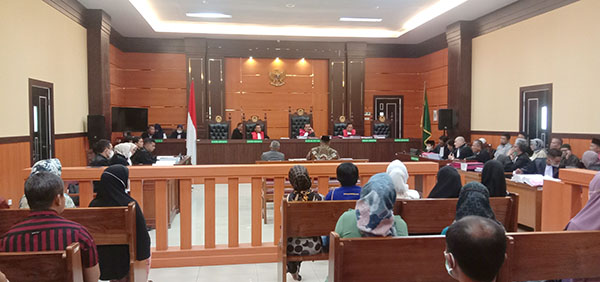 KORUPSI TOL— Sidang dugaan korupsi ganti rugi lahan tol Padang-Pekanbaru yang digelar di Pengadilan Tipikor Padang.