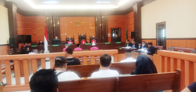 BACAKAN EKSEPSI— Kuasa hukum terdakwa dugaan korupsi dana hibah KONI Padang, membacakan eksepsi dalam sidang di Pengadilan 
Tipikor Padang.