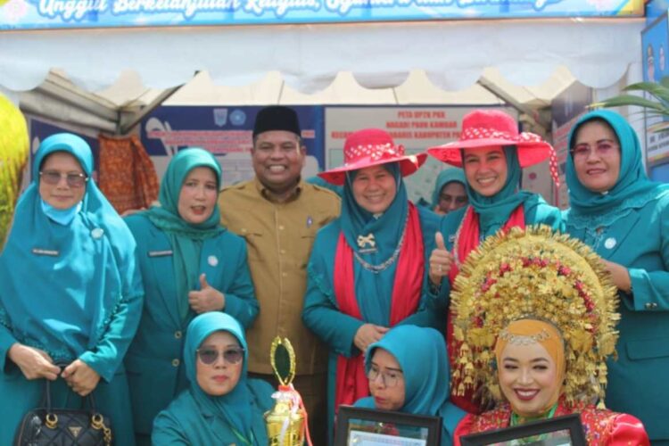 STAND—Bupati Suhatri Bur bersama Ketua TP PKK Yusrita saat berada di stand.