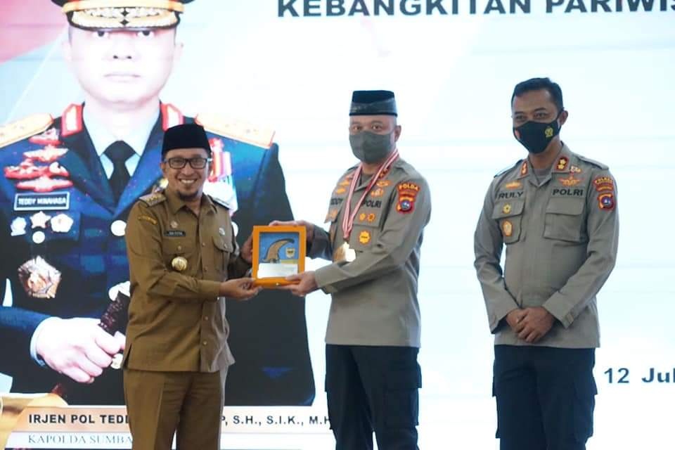 Sukses Gerakkan Pemulihan Ekonomi Bupati Eka Putra Beri Penghargaan Kapolda Sumbar