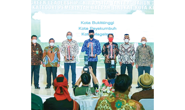 Payakumbuh Raih Penghargaan Nirwasita Tantra untuk Keempat Kalinya 1 TERIMA PENGHARGAAN—Wali Kota Payakumbuh H Riza Falepi bersama dua wali Kota yang menerima penghargaan Nirwasita Tantra 2021 dari Kementerian Lingkungan Hidup dan Kehutanan (KLHK) Republik Indonesia.