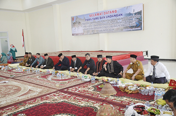 MAKAN BAJAMBA— Gubernur Provinsi Sumatera Barat, H Mahyeldi Ansharullah, SP bersama Bupati Agam-Wakil Bupati Agam serta kepala daerah se-Sumbar makan bajamba dengan niniak mamak dan tokoh masyarakat se- Kecamatan Lubuk Basung.
