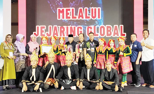 FOTO BERSAMA— Bupati Agam Andri Warman foto bersama tim kesenian kesenian Sanggar Pitunggua usai tampil di APKASI Otonomi Expo 2022 di JCC Senayan Jakarta