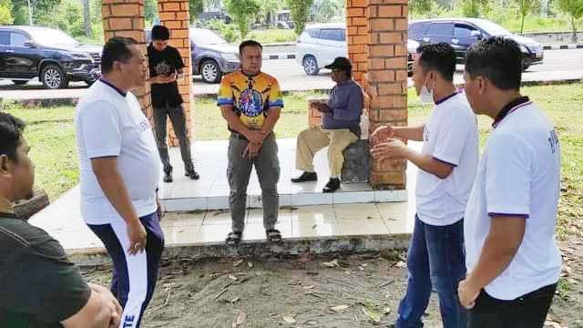 TEGUR—Sekda dan kapolres saat tegur petugas parkir yang pungut tidak sesuai aturan.